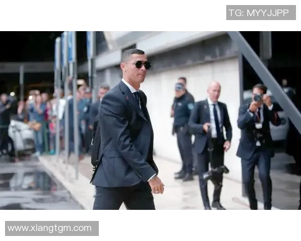 足球球星街头穿搭解析:从球场到生活的时尚转变与独特风格展现 足球球星街头穿搭解析:从球场到生活的时尚转变与独特风格展现